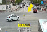 又险又暖！民警冲入车流抱住迷路男孩