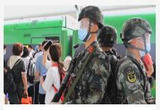 节日 我们在战位 执勤一线 武警官兵守护平安出行
