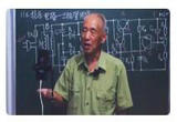 换个“讲台”发光发热 八旬老人不舍讲台 家中开讲电学直播课