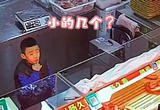 5岁男孩独自看店卖香肠 在妈妈电话协助下收款分文不差
