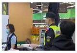 真的拼！民警站超市收银台大吼不要汇钱
