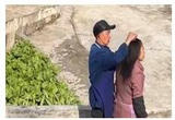 好暖！爷爷在阳光下轻柔给奶奶梳头