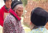 98岁姐姐塞钱给92岁妹妹买糖吃，外孙女：给的不是钱，是那份情谊