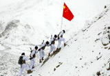 严寒下的坚守！边防官兵踏雪巡边