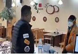 餐馆老板谎称没钱找零给环卫工免单