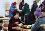 杭州临安：社区建起“幸福食堂” 方便老人就餐