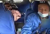 孩子高烧昏迷妈妈急哭，好心的哥：你给交警队打电话，我来闯红灯