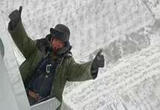 辛苦了！工人冒着风雪爬上高空线塔作业
