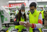 上海：保障城市运力 青年突击队变身蔬果分拣“小分队”