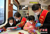 穿越3000多公里的“列车幼儿园” 乘务员变身“育儿家”