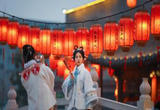 河南洛阳：洛邑古城张灯结彩 游客身穿汉服漫步古城