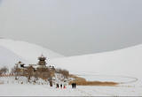 甘肃敦煌：雪润大漠景如画 