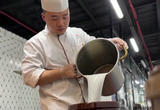 潘银平：酸汤红艳 “煮沸”生活