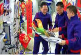 太空里过大年是什么体验？贴了春联的中国空间站太喜庆了