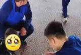 陕西咸阳：训练途中遇萌娃与家人走散 消防员暖心安抚助其回家