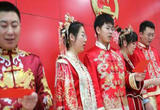 山东青岛：集体颁证倡婚嫁新风