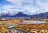 高原飞春雪 山川入画来