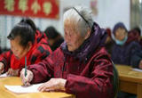 江苏镇江：老人在“老年小学”习文识字